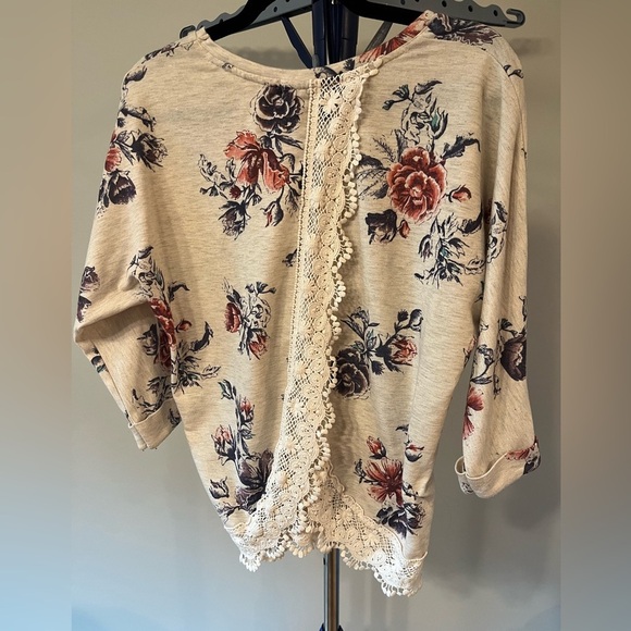 Women’s floral top size medium - Picture 2 of 6